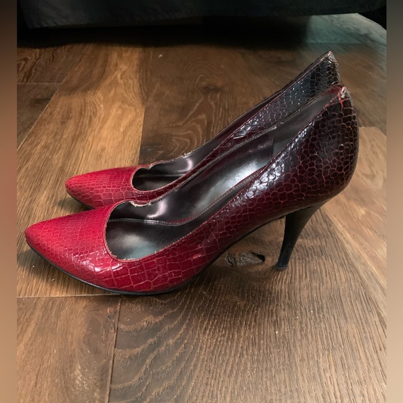 Faux snakeskin red and black heels - Picture 2 of 5